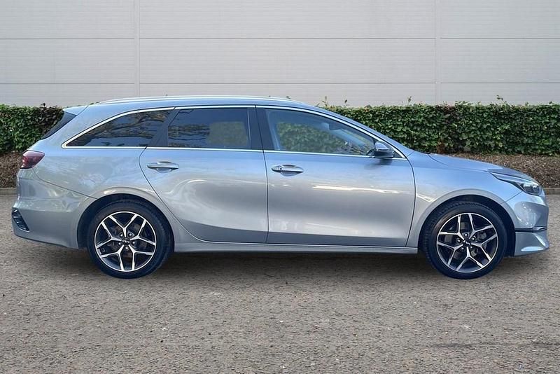 Używany Kia Ceed 138 KM (101 kW) 2025 Srebrny Hatchback