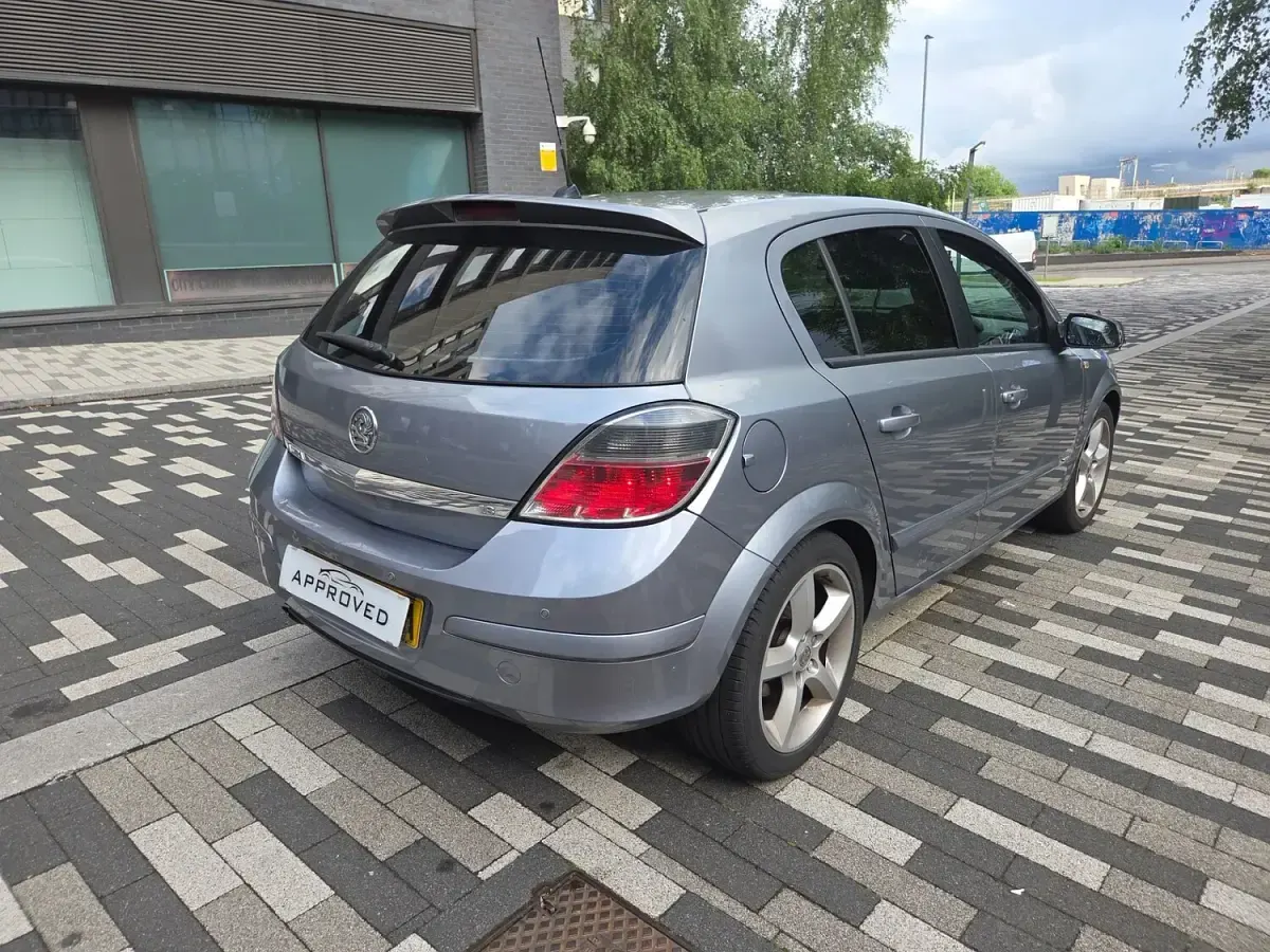 Used Vauxhall Astra SRi 138 HP (101 kW) 2009 Silver Hatchback