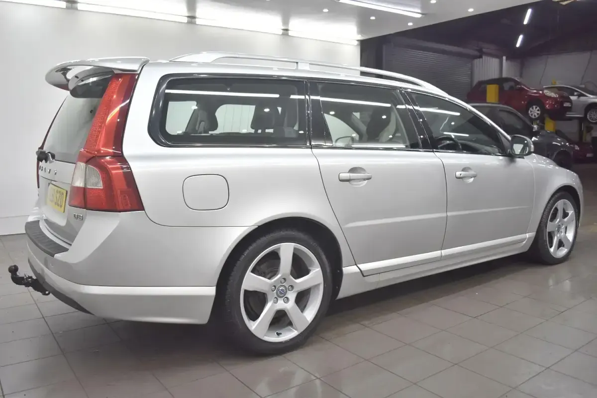 Used Volvo V70 R-Design 163 HP (119 kW) 2011 Silver Estate