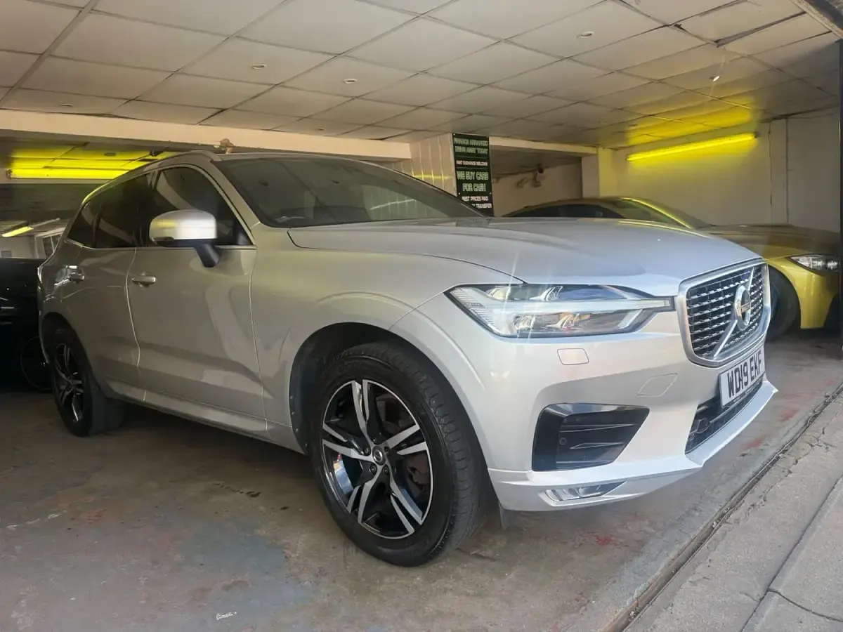 Used Volvo XC60 R-Design 246 HP (180 kW) 2019 Silver SUV