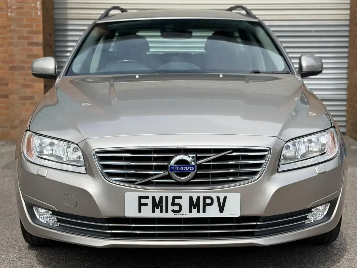 Used Volvo V70 SE 150 HP (110 kW) 2015 Gold Estate