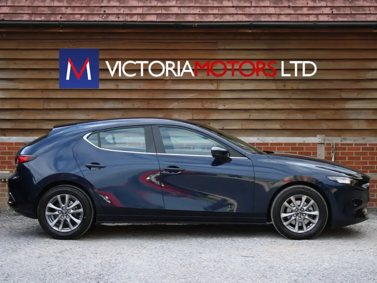 Usado Mazda 3 Luxury 2022 Azul Utilitario
