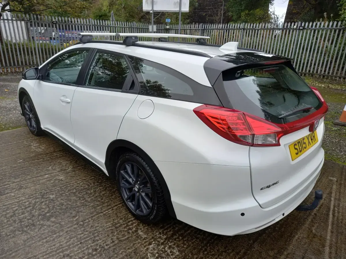Käytetty Honda Civic Black Edition 120 HP (88 kW) 2015 Valkoinen Farmari