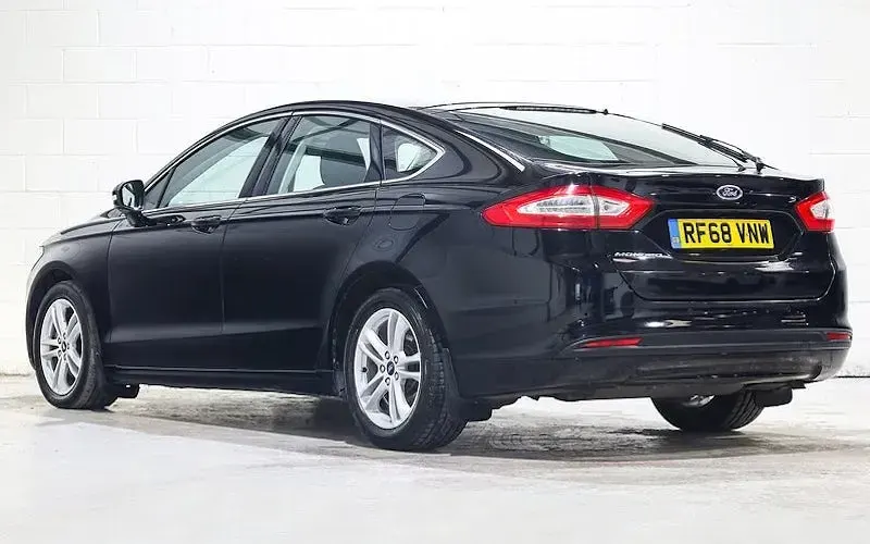 Käytetty Ford Mondeo Zetec 150 HP (110 kW) 2018 Musta Viistoperä