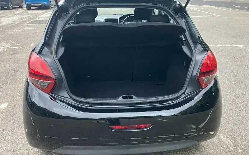 Usado Peugeot 208 Active 82 HP (60 kW) 2018 Preto Citadino