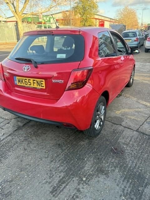 Used Toyota Yaris 69 HP (50 kW) 2015 Red Hatchback