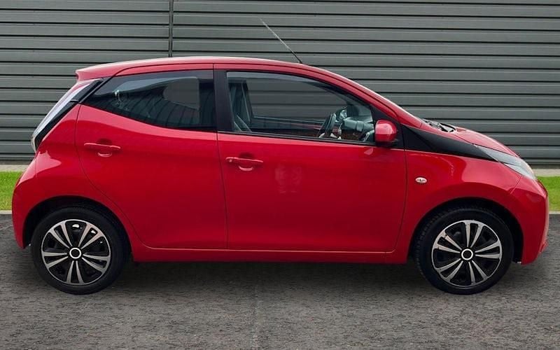 Used Toyota Aygo X-play 69 HP (50 kW) 2017 Red Hatchback