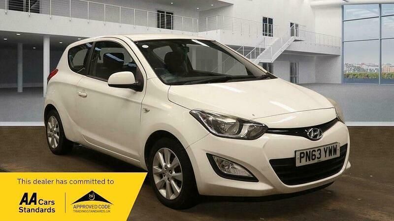Used Hyundai i20 Active 85 HP (62 kW) 2013 White Hatchback