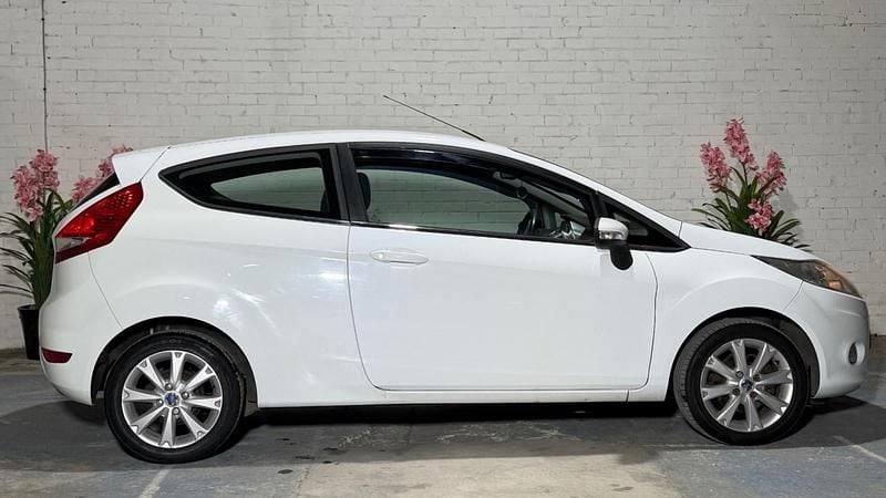 Used Ford Fiesta Zetec 2009 White Hatchback