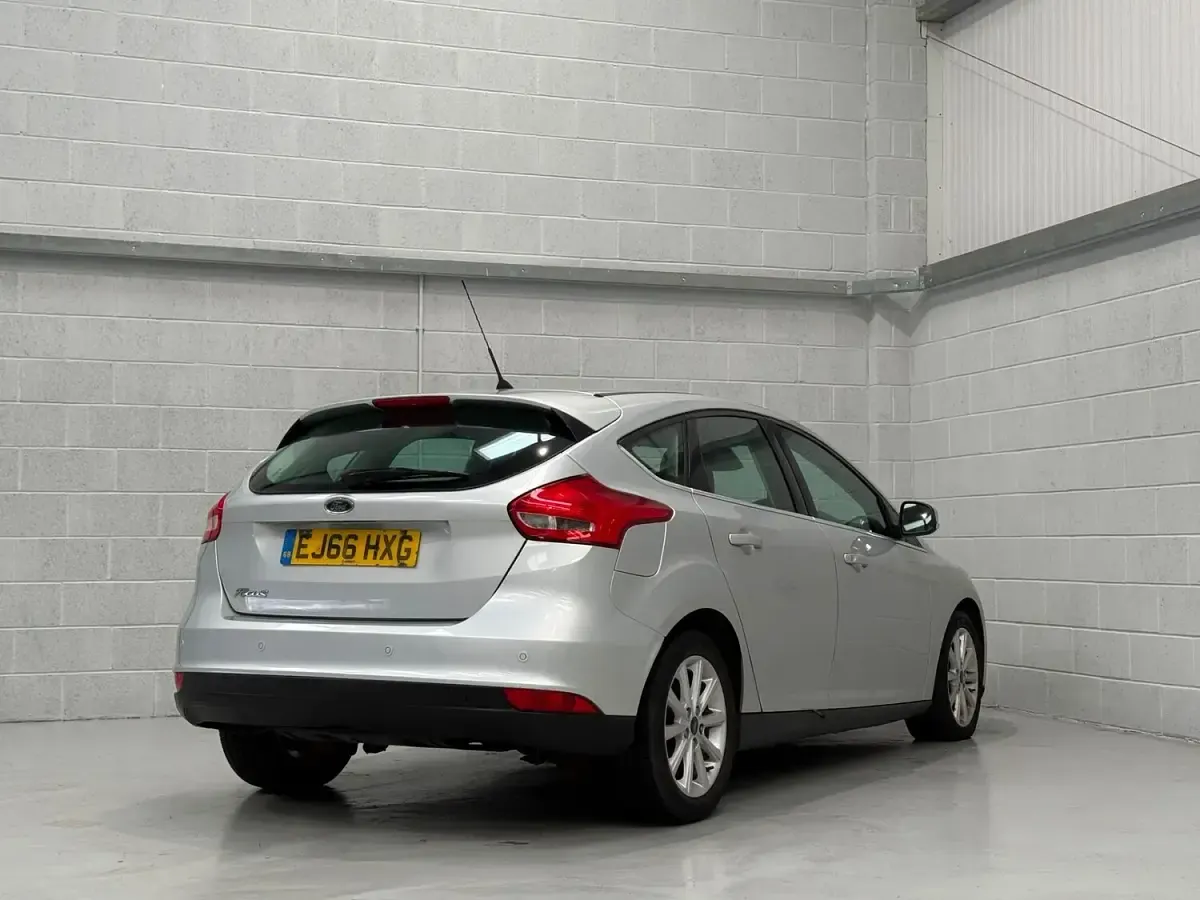 Used Ford Focus Titanium 120 HP (88 kW) 2016 Silver Hatchback