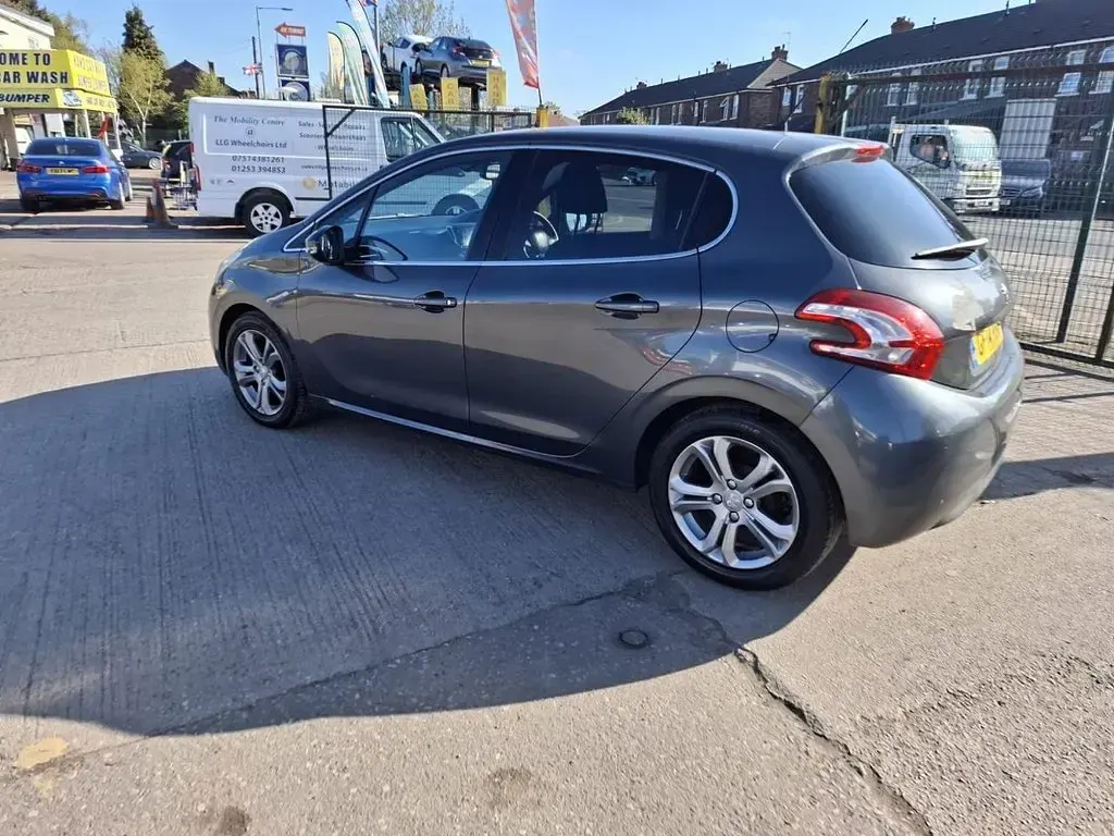 Used Peugeot 208 Allure 82 HP (60 kW) 2014 Grey Hatchback