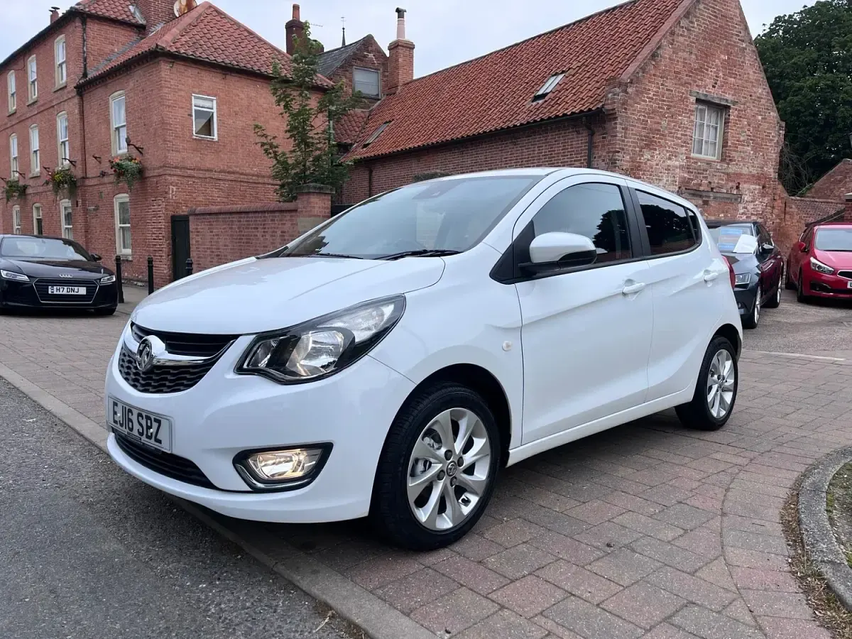 Used Vauxhall Viva 75 HP (55 kW) 2016 White Hatchback