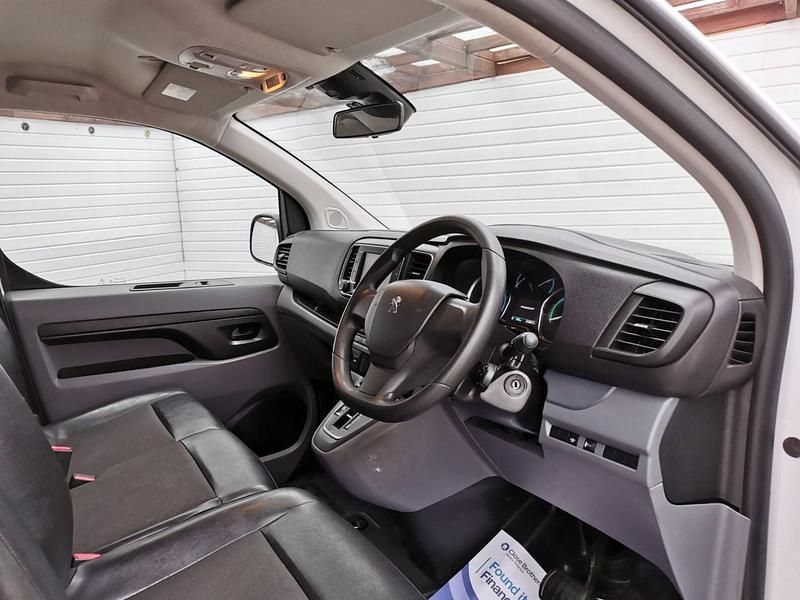 Used Peugeot e-Expert 100 kW (136 HP) 2021 White Van