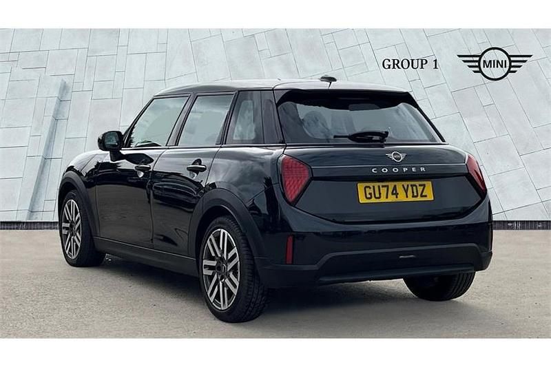 Używany Mini Cooper Classic 156 KM (114 kW) 2024 Czarny Hatchback