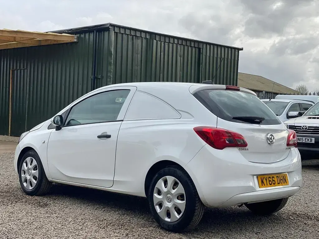 Used Vauxhall Corsa 95 HP (69 kW) 2017 White Hatchback