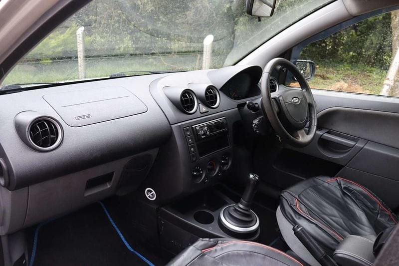 Used Ford Fiesta Ghia 80 HP (58 kW) 2003 Silver Hatchback