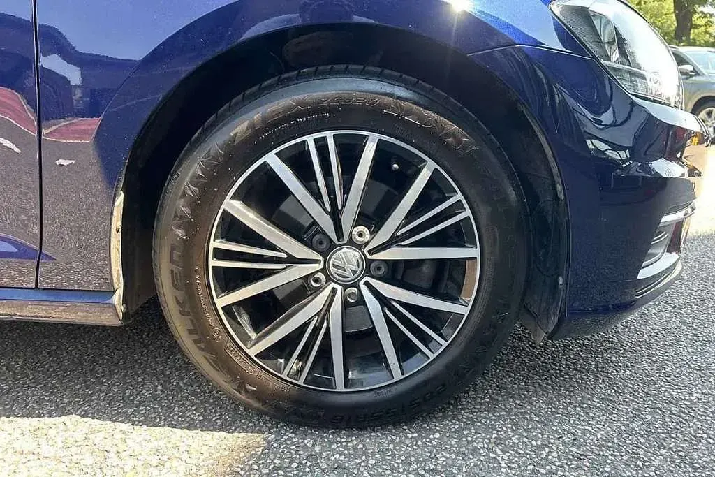 Used VW Golf VII SE 128 HP (94 kW) 2018 Blue Hatchback