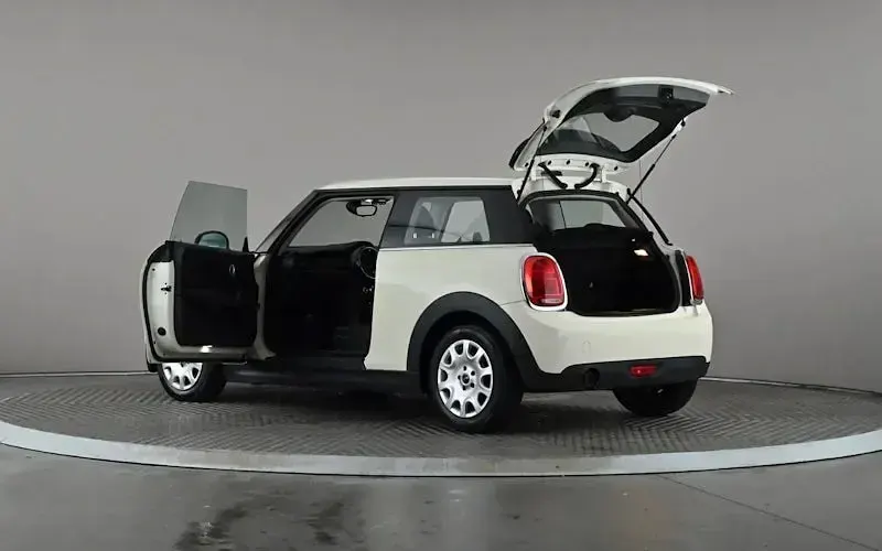 Used Mini ONE Classic 102 HP (75 kW) 2019 White Hatchback