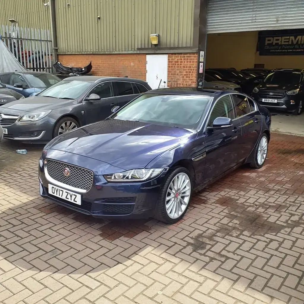 Używany Jaguar XE Portfolio 180 KM (132 kW) 2017 Niebieski Sedan/Limuzyna