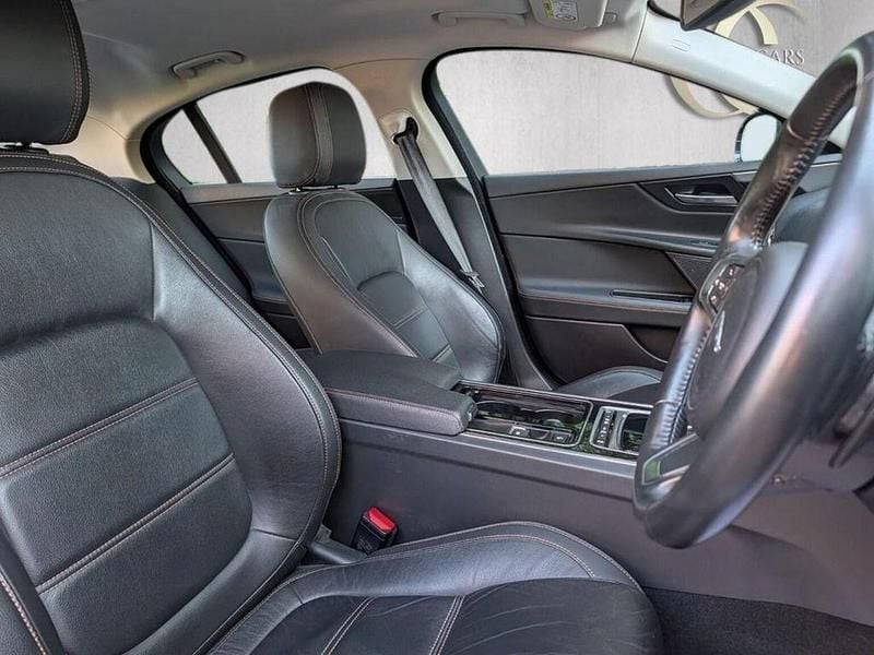Usado Jaguar XE Prestige 180 HP (132 kW) 2018 Preto Sedan
