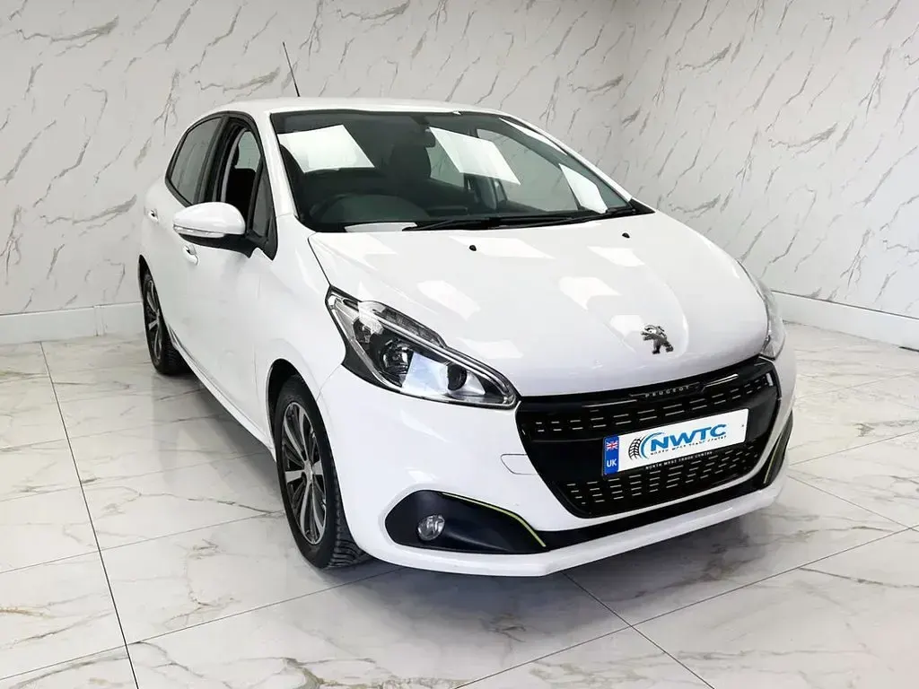 Used Peugeot 208 82 HP (60 kW) 2016 White Hatchback