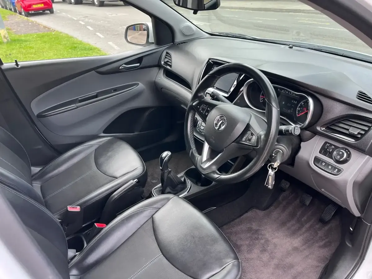 Used Vauxhall Viva 75 HP (55 kW) 2016 White Hatchback