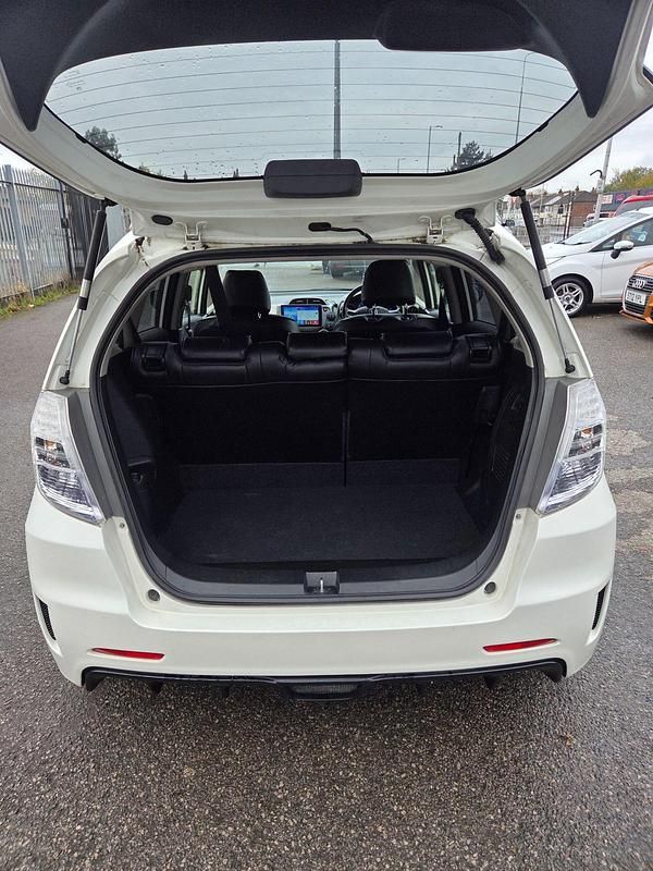 Used Honda Fit 102 HP (75 kW) 2025 Silver Hatchback