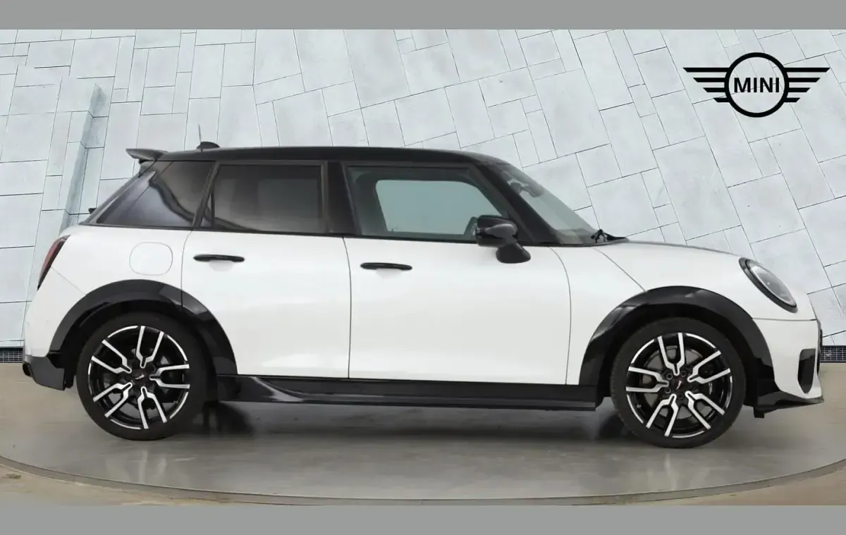 Used Mini Cooper Hatch 154 HP (113 kW) 2024 White Hatchback