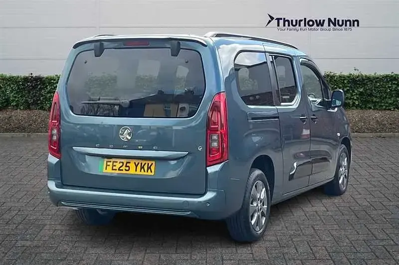 Używany Vauxhall Combo Ultimate 100 kW (136 KM) 2025 Niebieski Minivan