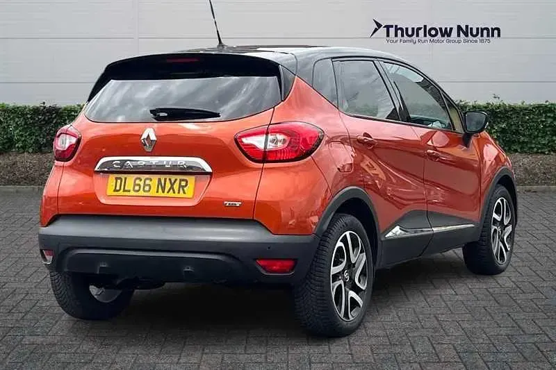 Used Renault Captur Dynamique 90 HP (66 kW) 2016 Orange/black SUV