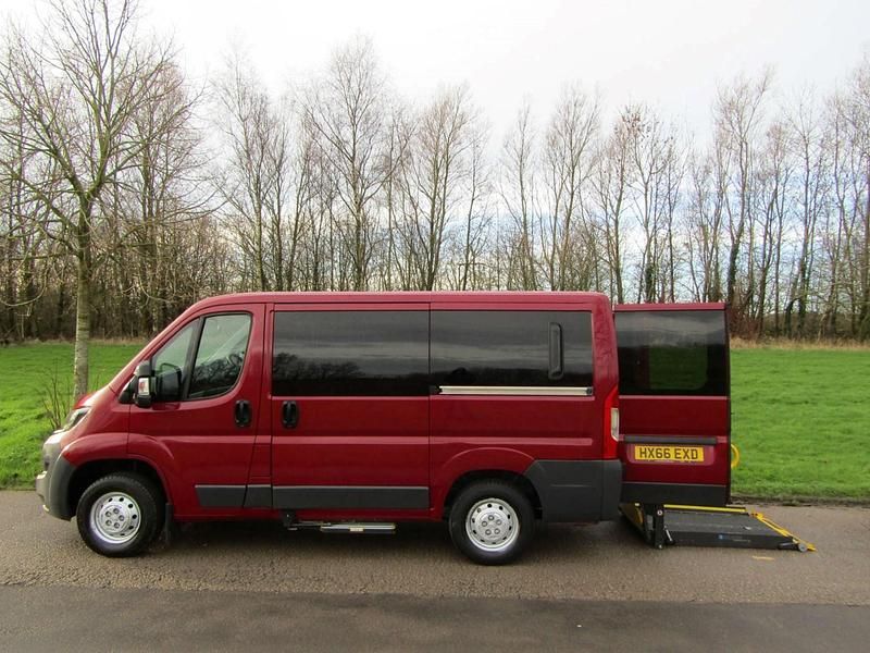 Begagnad Peugeot Boxer 110 HK (80 kW) 2016 Röd Van
