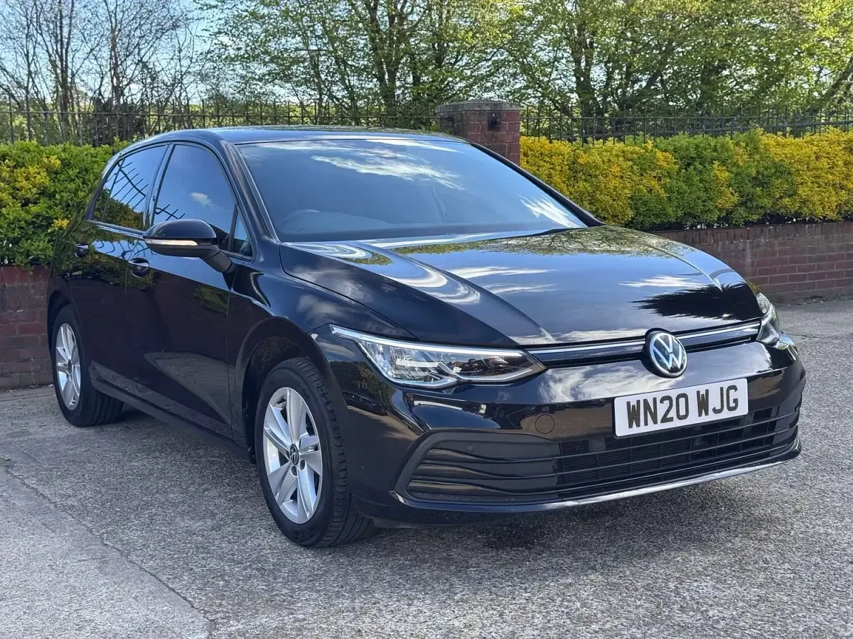 Begagnad VW Golf VII Life 130 HK (95 kW) 2020 Svart Halvkombi