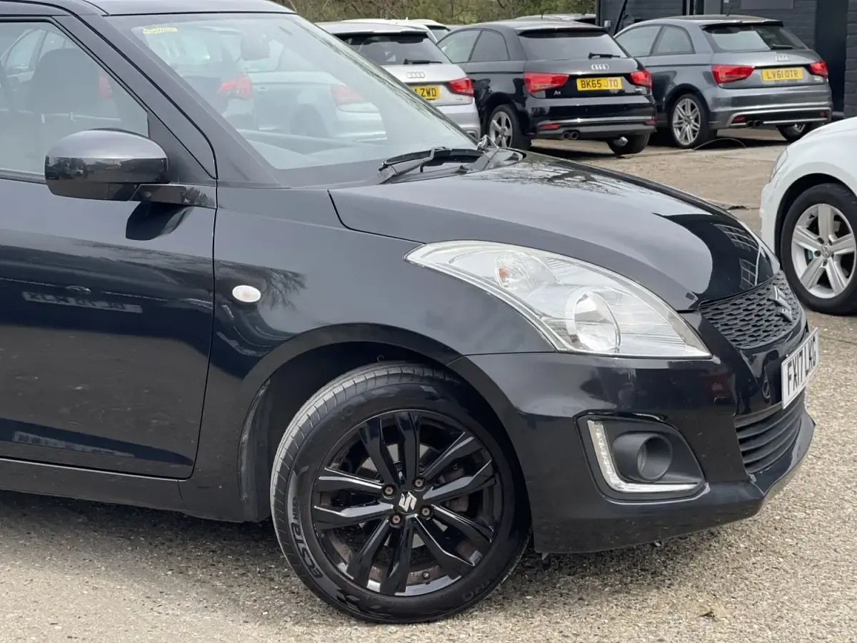 Begagnad Suzuki Swift SZ-L 94 HK (69 kW) 2017 Svart Halvkombi