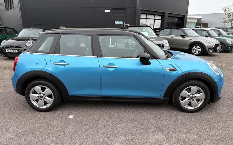 Begagnad Mini Cooper Classic 136 HK (100 kW) 2019 Blå Halvkombi