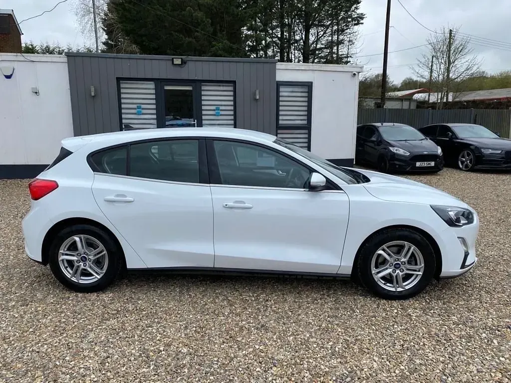 Begagnad Ford Focus Zetec 120 HK (88 kW) 2021 Vit Halvkombi