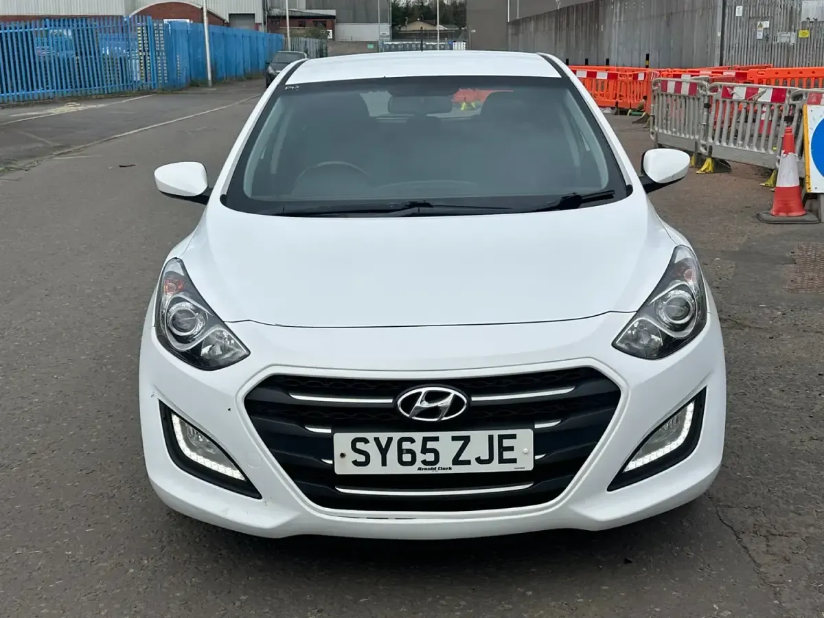 Begagnad Hyundai i30 SE 110 HK (80 kW) 2015 Vit Halvkombi