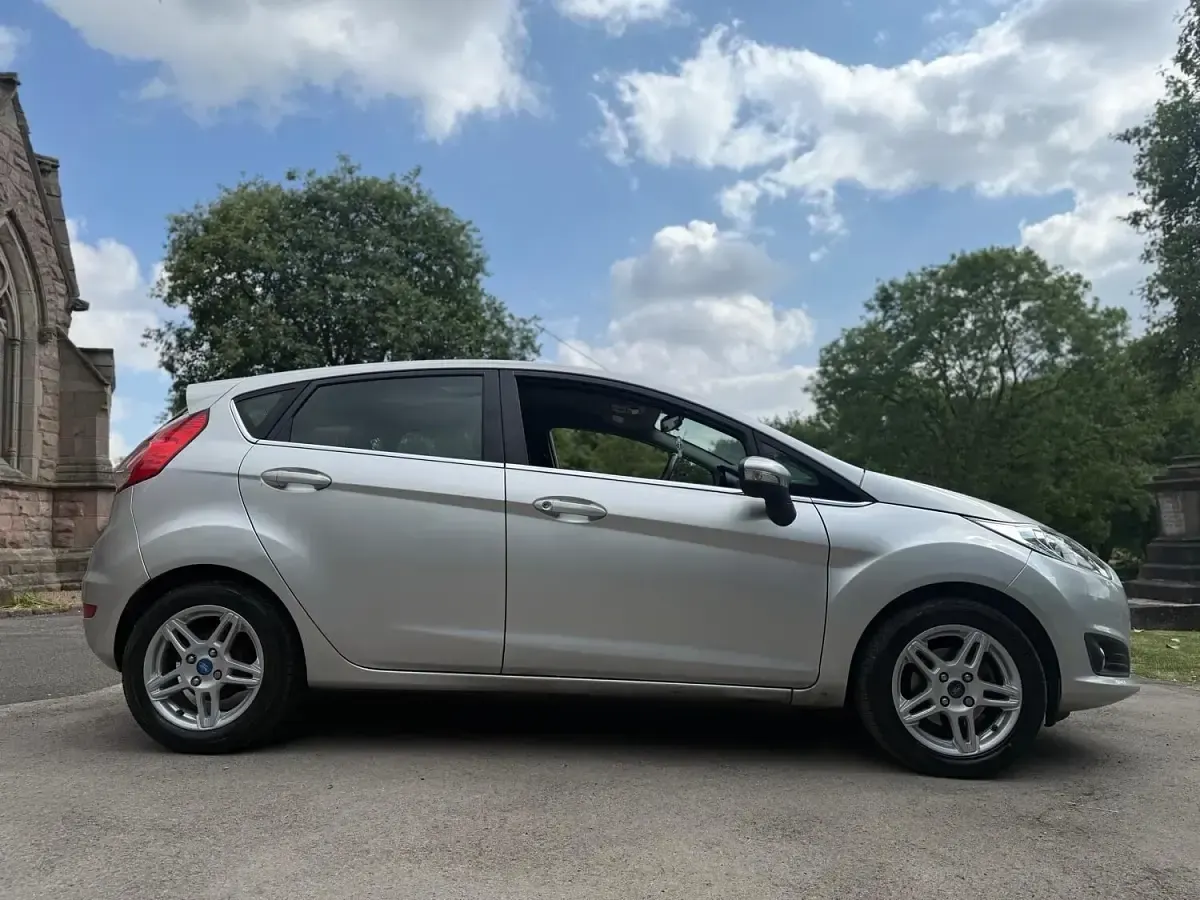 Używany Ford Fiesta Zetec 75 KM (55 kW) 2013 Srebrny Hatchback