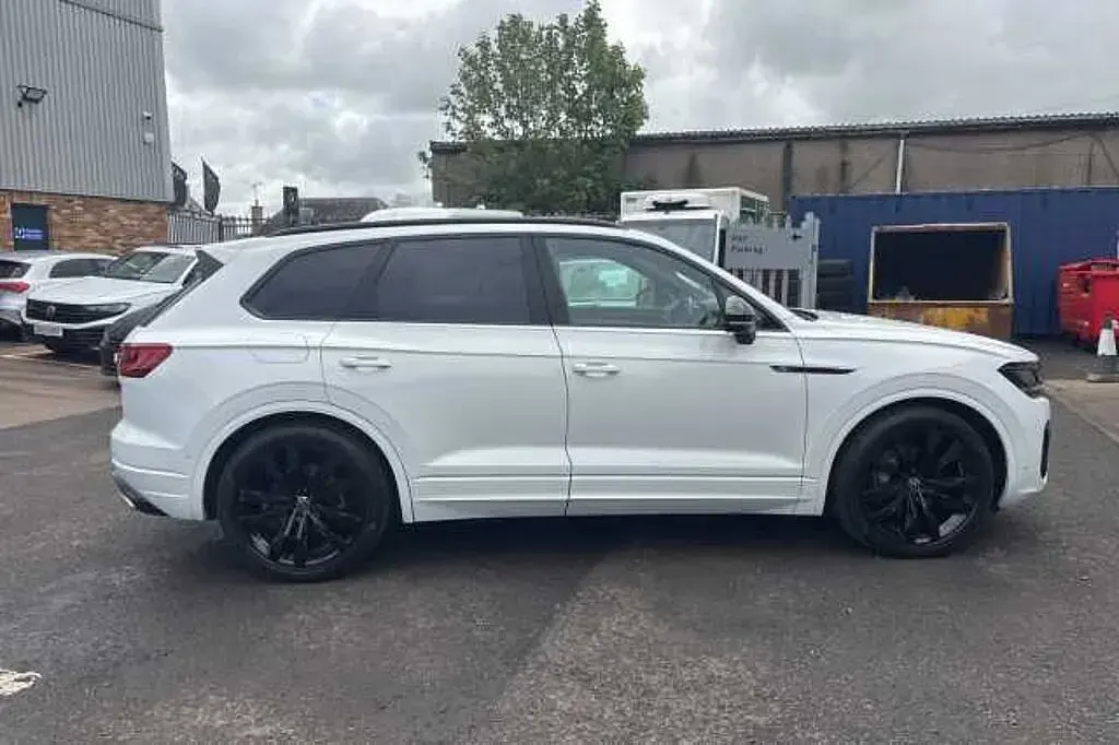 Käytetty VW Touareg 286 HP (210 kW) 2023 Katumaasturi