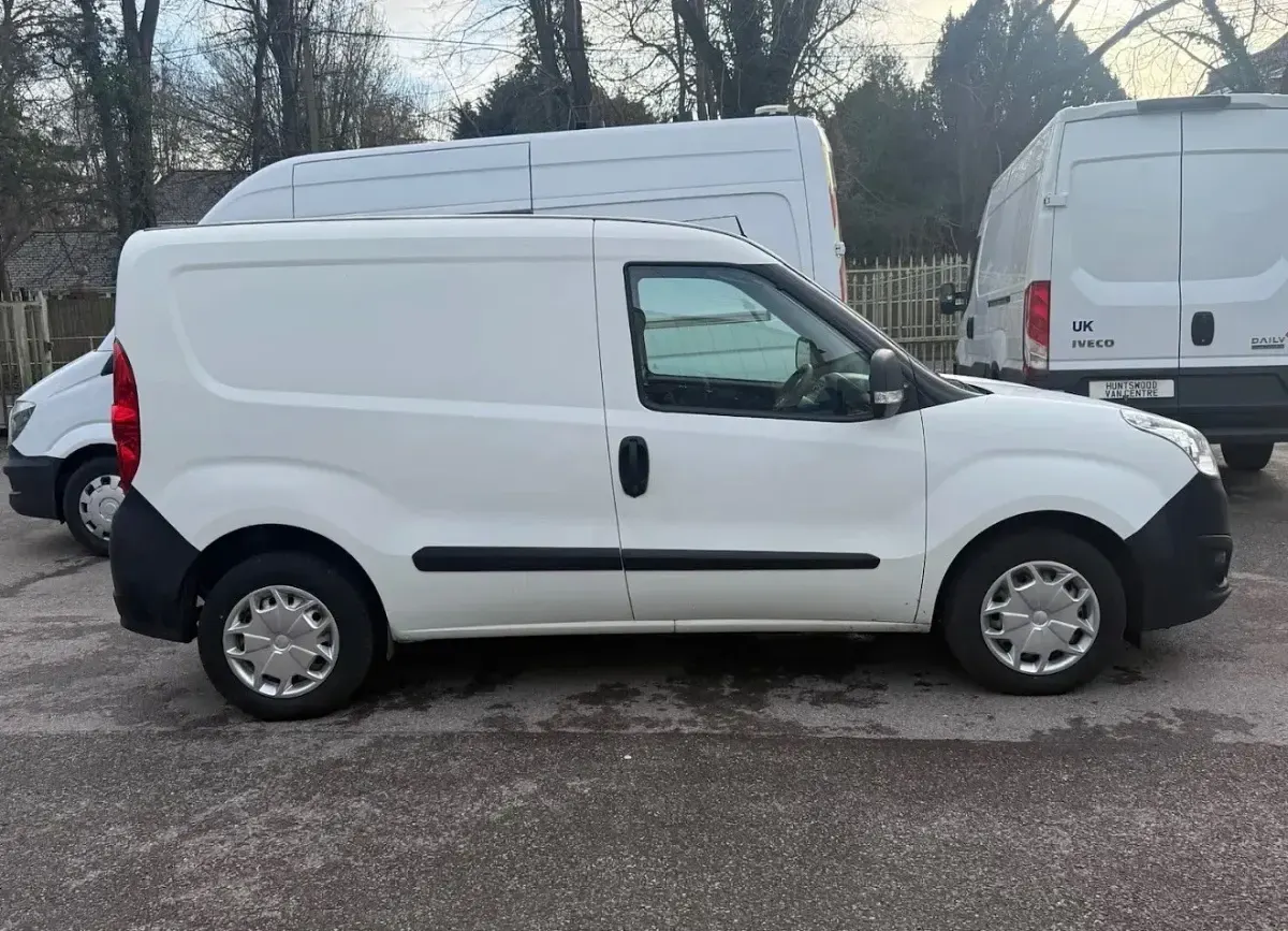 Second-hand Vauxhall Combo 95 CP (69 kW) 2018 Alb Monovolum