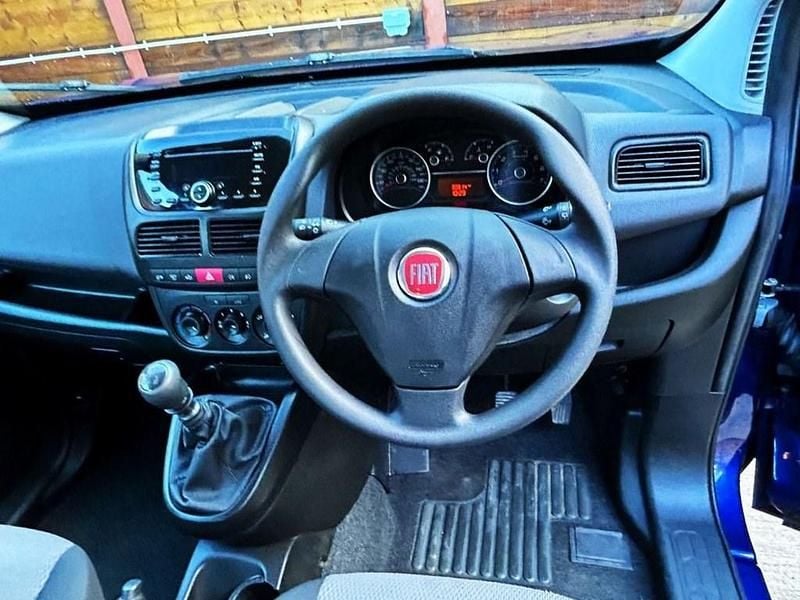Begagnad Fiat Doblò 95 HK (69 kW) 2019 Blå Minibuss