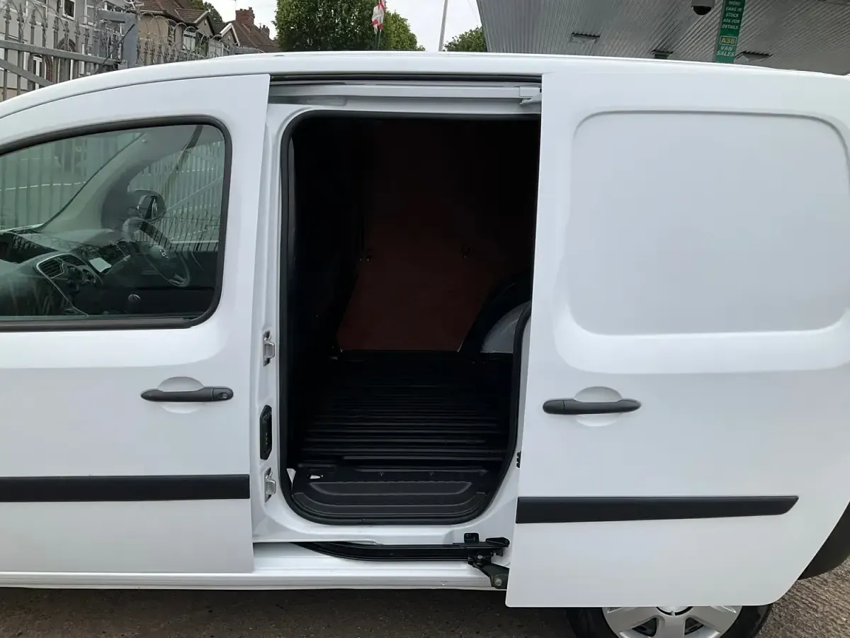 Used Nissan NV250 Acenta 80 HP (58 kW) 2021 White Van