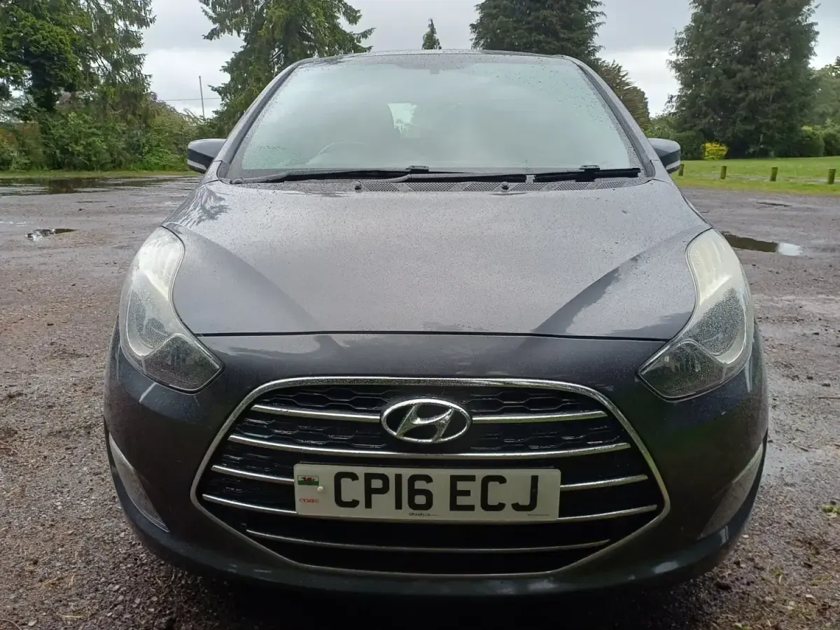 Usado Hyundai ix20 Premium 125 CV (91 kW) 2016 Gris Utilitario