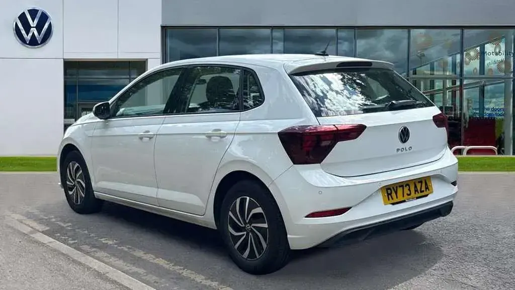 Used VW Polo Life 95 HP (69 kW) 2024 Pure white Hatchback