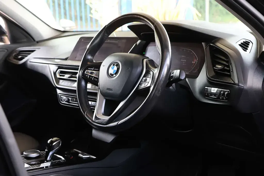 Used BMW 118 Sport Line 136 HP (100 kW) 2022 Jet black Hatchback