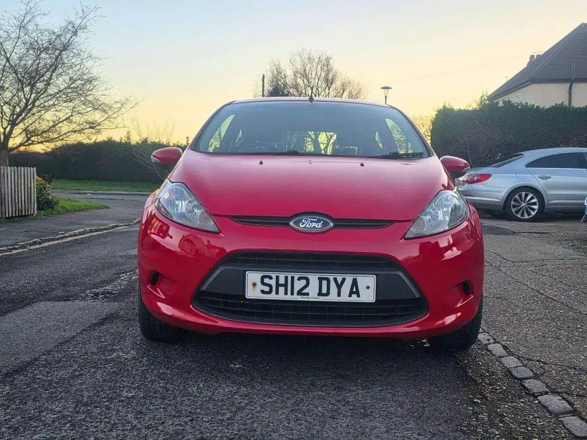 Usado Ford Fiesta 82 CV (60 kW) 2012 Rojo Utilitario