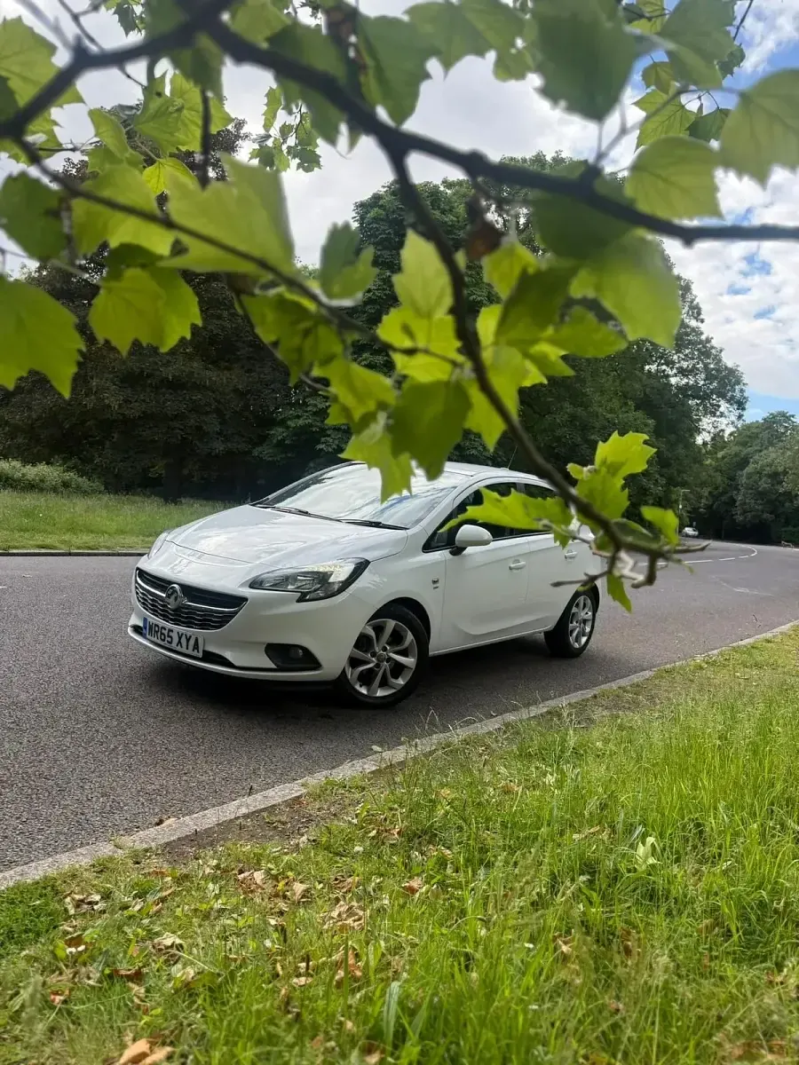 Used Vauxhall Corsa 90 HP (66 kW) 2015 White Hatchback