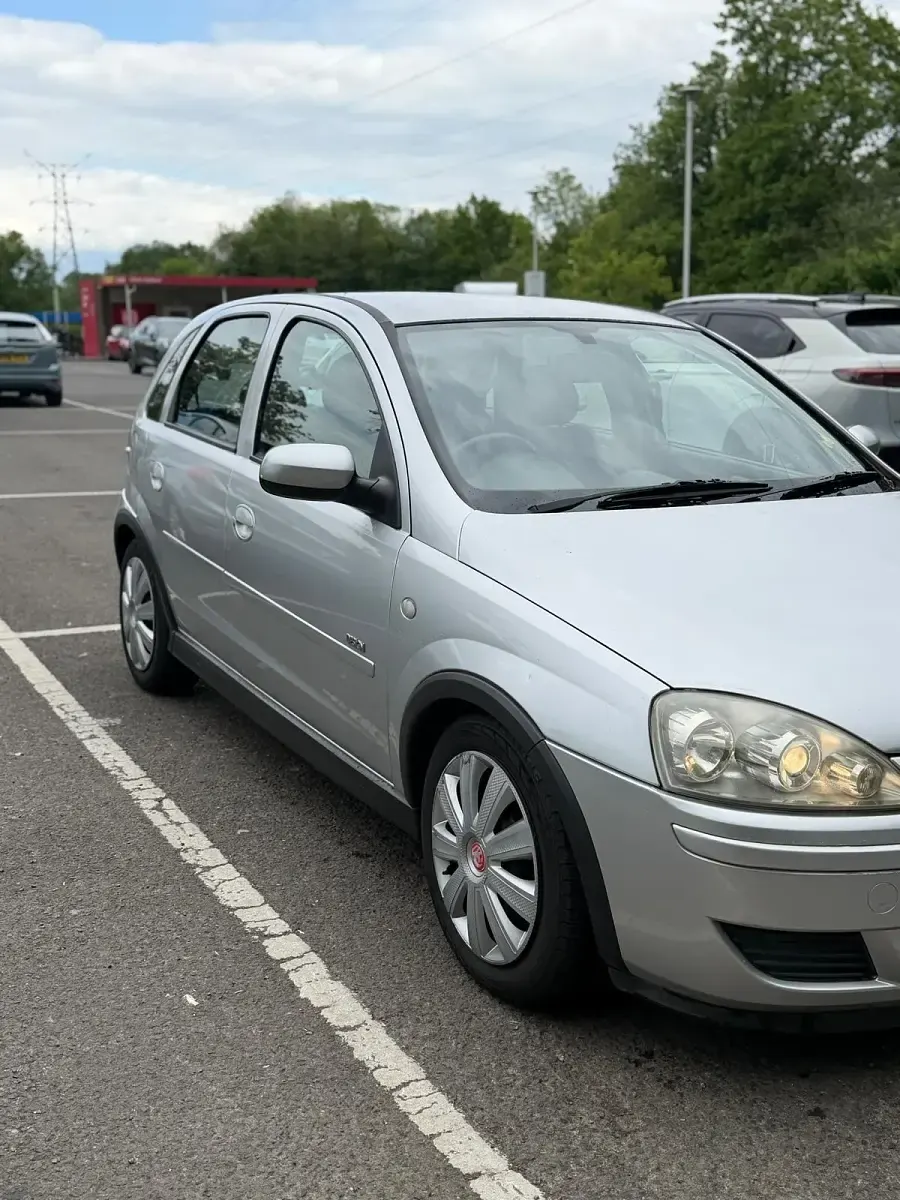 Second-hand Vauxhall Corsa Design Edition 2006 Argintiu Hatchback