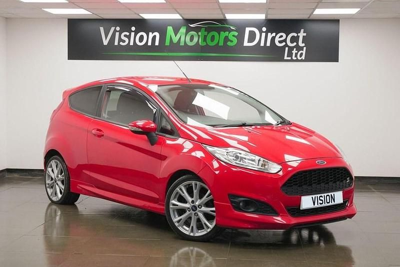 Used Ford Fiesta Zetec 125 HP (91 kW) 2015 Red Hatchback