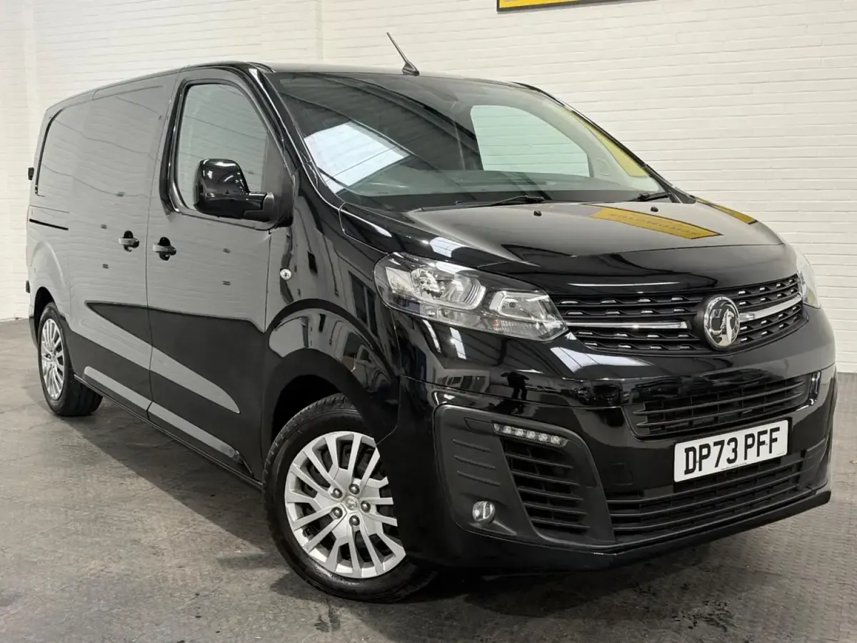 Second-hand Vauxhall Vivaro S 120 CP (88 kW) 2024 Negru Monovolum