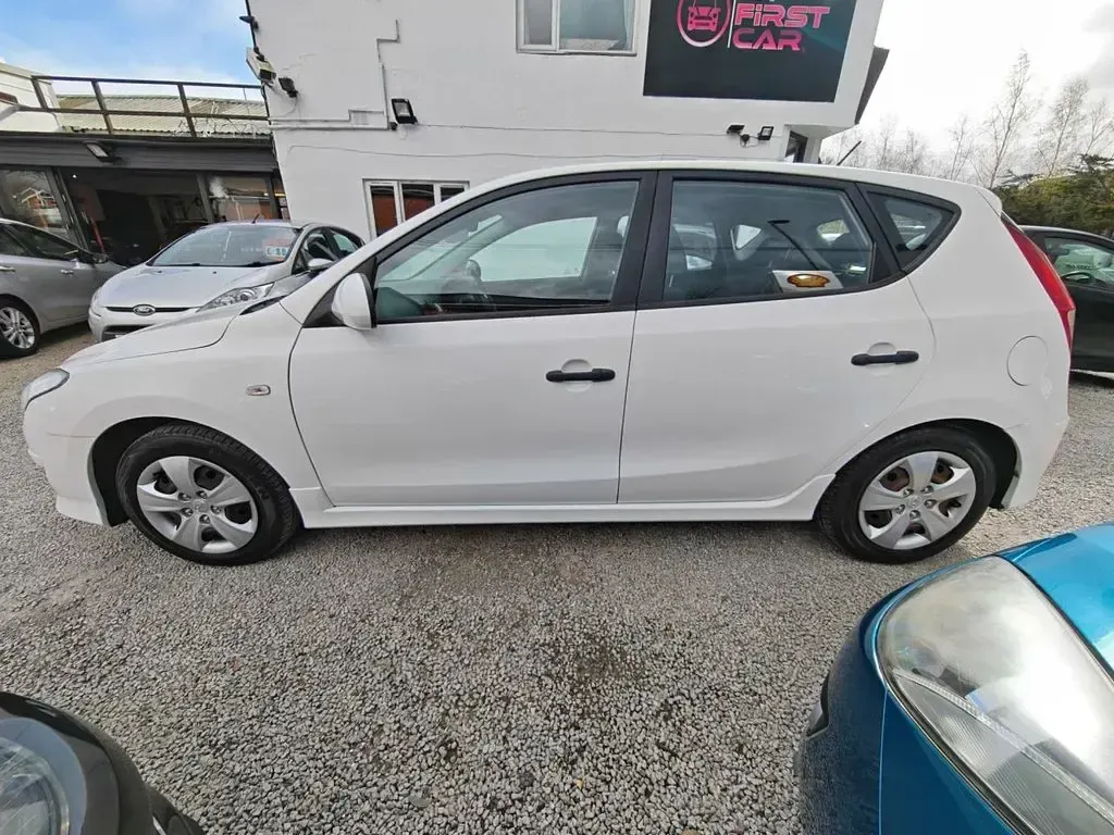 Used Hyundai i30 Classic 108 HP (79 kW) 2011 White Hatchback